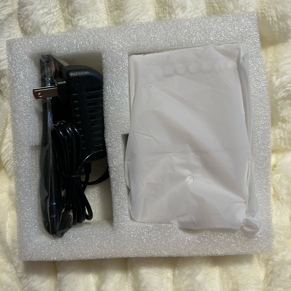 Portable Projector📽️w Remote Control 1920 x 1080 Resolution Supports 24 to 60” - Picture 6 of 9